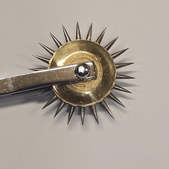 Vintage Dritz Tracing Wheel Perforating Cut Tool Pink Bakelite Handle 6" Japan - Picture 2 of 5